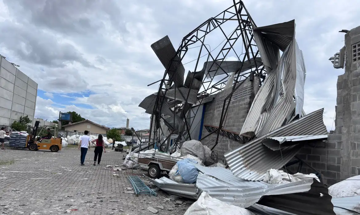 Leia mais sobre o artigo Cidade do Paraná é atingida por tornado com ventos fortes de até 180 km/h