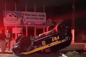 Leia mais sobre o artigo Viatura da PRF capota durante perseguição a motociclista na BR-101, em Extremoz