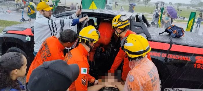 No momento, você está visualizando Raio atinge concentração de ato pró-Bolsonaro em Brasília e deixa manifestantes feridos