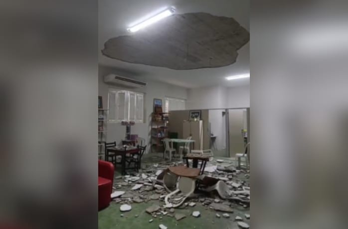Leia mais sobre o artigo Parte do teto de sala do Hospital João Machado desaba; ninguém se feriu