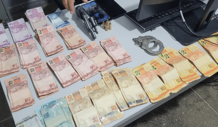 No momento, você está visualizando Ação da Polícia Militar resulta na apreensão de arma de fogo e vasta quantidade de dinheiro em Macau 