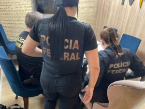 Leia mais sobre o artigo PF faz operação para desarticular núcleo de lavagem de dinheiro de organização criminosa