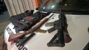 Leia mais sobre o artigo Confronto em Areia Branca termina com dois mortos e apreensão de fuzil e coletes à prova de balas