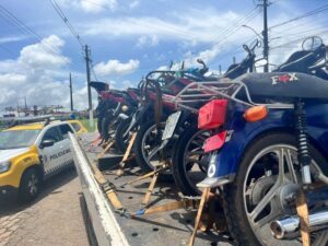 Leia mais sobre o artigo Batalhão Rodoviário/CPRE remove motocicletas irregulares e autua mais onze pela ausência do capacete
