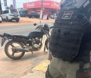 Leia mais sobre o artigo Batalhão Rodoviário/CPRE flagra motociclista desabilitado transportando família sem capacetes em Extremoz/RN