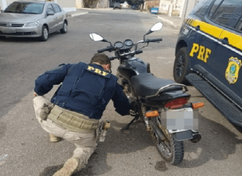 No momento, você está visualizando PRF prende homem e recupera veículo adulterado em Guamaré/RN