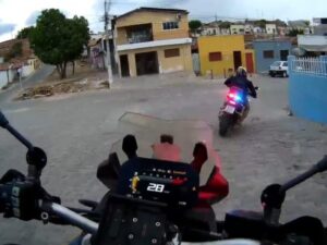 Leia mais sobre o artigo PRF prende traficante após acompanhamento tático e tentativa de descarte de entorpecentes no Seridó