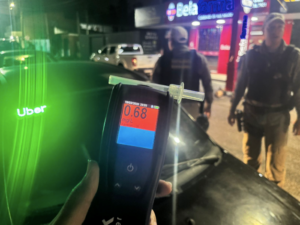 Leia mais sobre o artigo CPRE intensifica fiscalização em Extremoz e prende motorista por aplicativo flagrado embriagado durante corrida