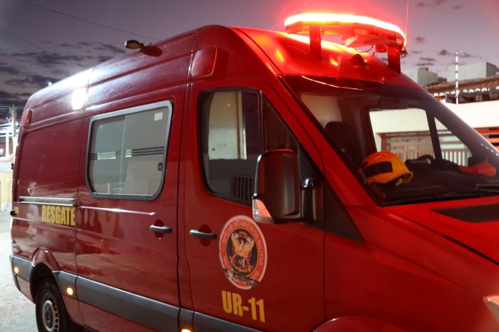 Leia mais sobre o artigo Corpo de Bombeiros do RN socorre motocilista que caiu em cratera na zona norte de Natal durante chuvas