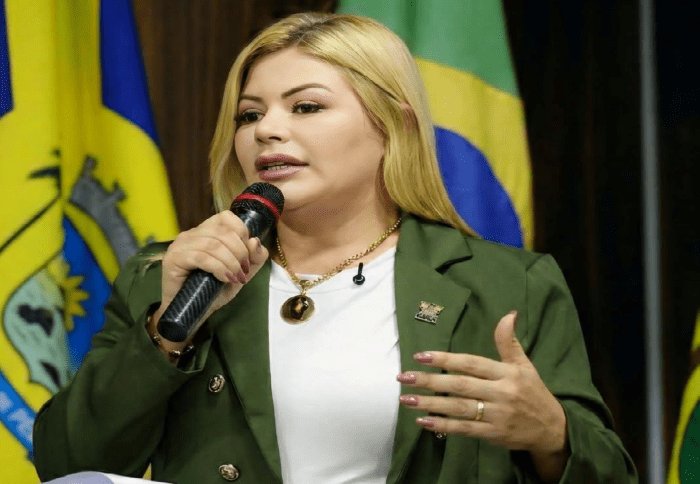 Leia mais sobre o artigo Prefeita Janaína de Salin apresenta balanço de 2025 na abertura dos trabalhos legislativos em Lagoa de Pedras