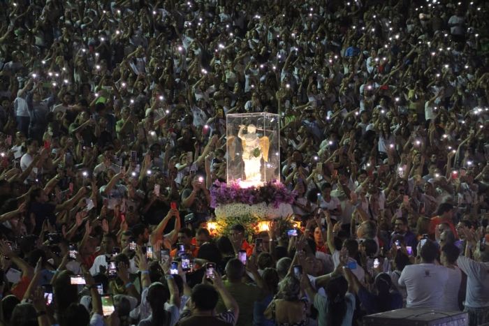 Leia mais sobre o artigo Multidão acompanha consagração da Arquidiocese a São Miguel durante vigília em Natal