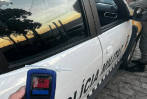 Leia mais sobre o artigo Idoso de 67 anos é preso em blitz da Operação Zero Álcool por dirigir embriagado e sem habilitação