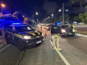 Leia mais sobre o artigo PRF cumpre mandados de prisão e prende quatro pessoas nos primeiros dois dias da Operação Carnaval no RN