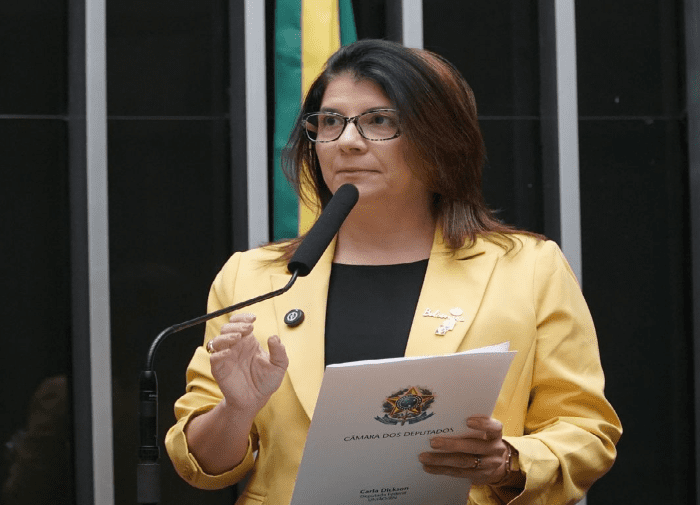 No momento, você está visualizando Carla Dickson denuncia Lula, PT e Acadêmicos de Niterói por improbidade, abuso de poder econômico e político