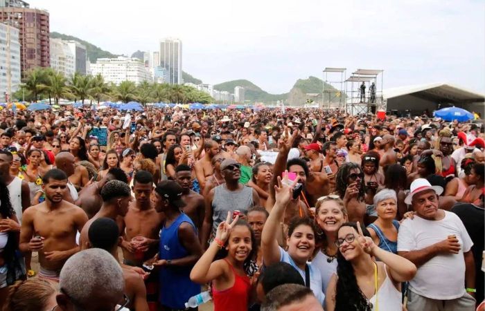 Leia mais sobre o artigo InfoGripe recomenda cuidados e vacinação no Carnaval contra vírus respiratórios