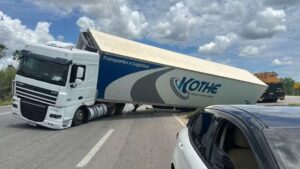 Leia mais sobre o artigo Carreta com 25 toneladas de melão tomba na BR-304