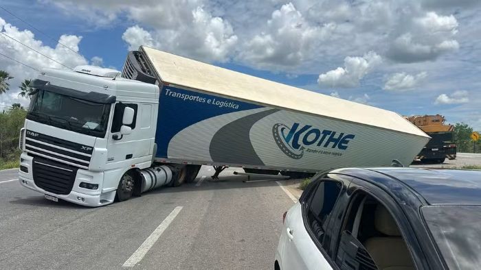 Leia mais sobre o artigo Carreta com 25 toneladas de melão tomba na BR-304