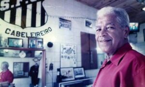 Leia mais sobre o artigo Morre o barbeiro que moldou o topete do Rei Pelé