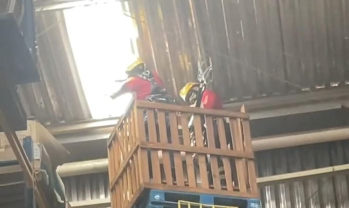 Leia mais sobre o artigo Corpo de Bombeiros controla princípio de incêndio em galpão de alimentos provocado por placas solares