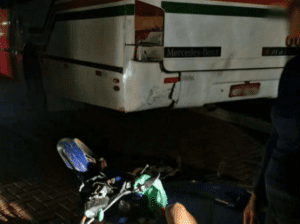 Leia mais sobre o artigo Motociclista colide em ônibus parado e é socorrido em São Miguel do Gostoso