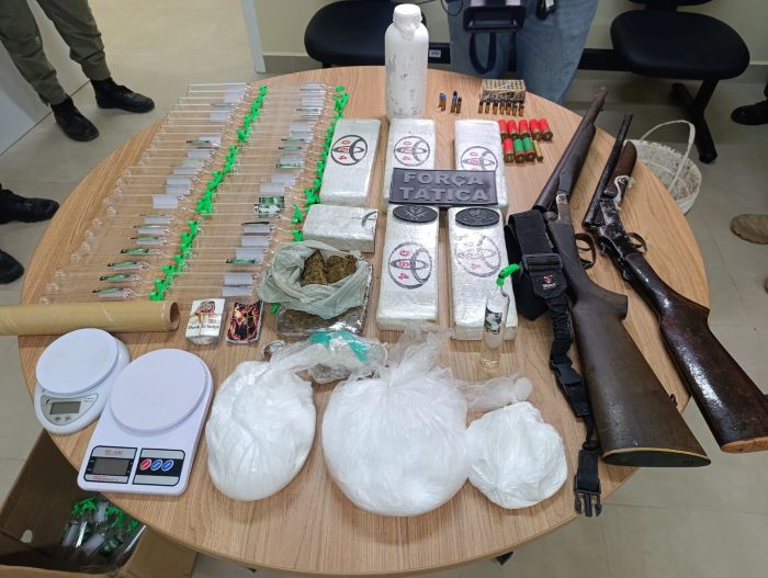Leia mais sobre o artigo Força Tática do 4º BPM com apoio do 9º BPM apreende vasto material entorpecente, armas e munições