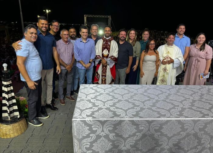 Leia mais sobre o artigo Walter Alves participa de missa em ação de graças pelos 191 anos de Touros