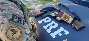 Leia mais sobre o artigo PRF recupera veículo roubado e apreende arma e munições no RN