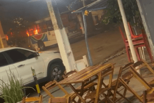 Leia mais sobre o artigo Ônibus e automóvel são  incendiados após confronto entre criminosos e Polícia Militar em Ponta Negra