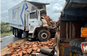 Leia mais sobre o artigo Caminhoneiro morre após colisão frontal e deixa vítimas presas às ferragens na BR-226
