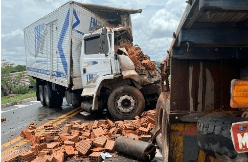 Leia mais sobre o artigo Caminhoneiro morre após colisão frontal e deixa vítimas presas às ferragens na BR-226
