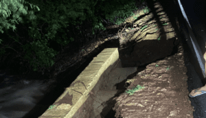 Leia mais sobre o artigo Perigo na RN 129 entre Lajes e Pedra Preta: força da água derruba laterais e asfalto pode ceder