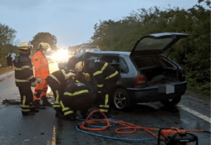Leia mais sobre o artigo Bombeiros do RN resgatam motorista preso às ferragens após colisão em Extremoz