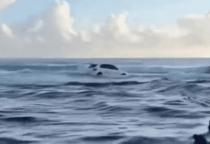 Leia mais sobre o artigo Carros ficam boiando no mar após tentativa de travessia na Barrinha do Rio Punaú, município de Rio do Fogo