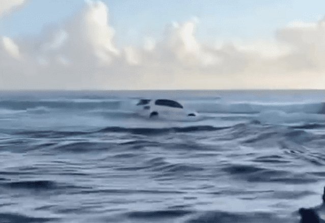 Leia mais sobre o artigo Carros ficam boiando no mar após tentativa de travessia na Barrinha do Rio Punaú, município de Rio do Fogo