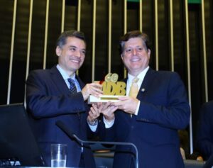 Leia mais sobre o artigo Walter Alves participa de Sessão Solene pelos 60 anos do MDB e é homenageado na Câmara dos Deputados