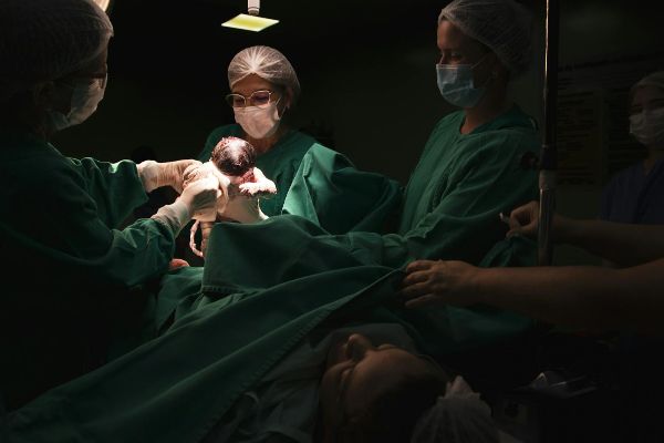 Leia mais sobre o artigo Negligência médica em maternidade gera indenização de R$ 120 mil e pensão vitalícia a família