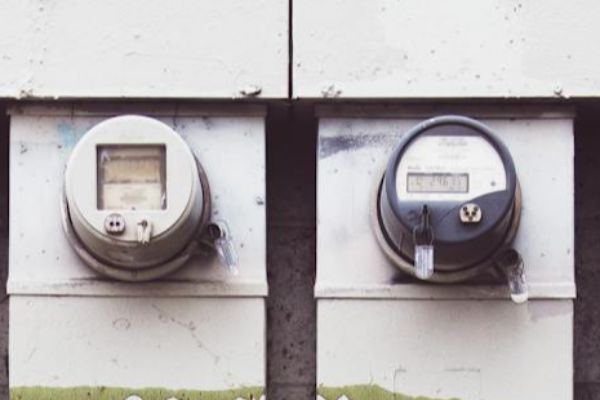 Leia mais sobre o artigo Corte indevido de energia gera direito a indenização e restituição de valores a idosa