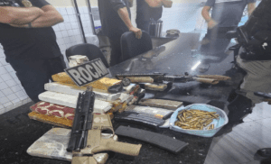 Leia mais sobre o artigo Operação Território Seguro: ROCAM apreende dois fuzis, munições e drogas no bairro de Mãe Luíza