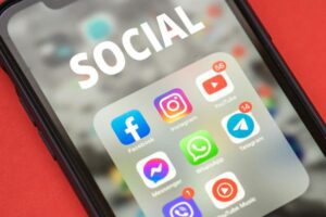 Leia mais sobre o artigo Rede social é condenada a pagar indenização de R$ 5 mil após desativar perfil de usuário indevidamente