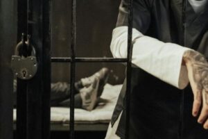 Leia mais sobre o artigo Homem é condenado por roubo após simular porte de arma com garrafa plástica