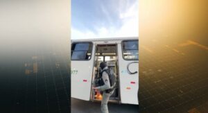 Leia mais sobre o artigo Policiais militares evitam incêndio em ônibus em Mãe Luíza na capital do RN