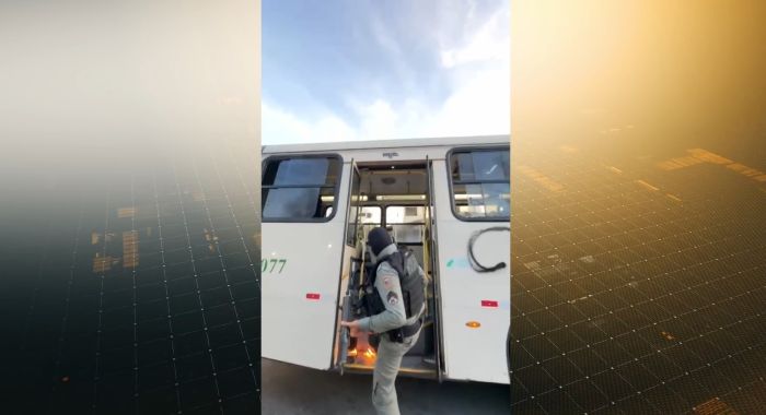 Leia mais sobre o artigo Policiais militares evitam incêndio em ônibus em Mãe Luíza na capital do RN