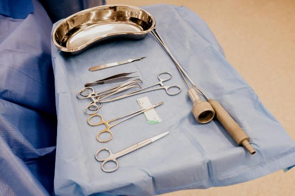 Leia mais sobre o artigo Plano de saúde é condenado a reembolsar cirurgia e indenizar paciente por demora injustificada