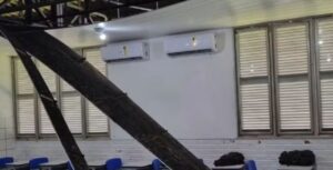 Leia mais sobre o artigo Parte de teto cai na cabeça de professor em escola em Natal