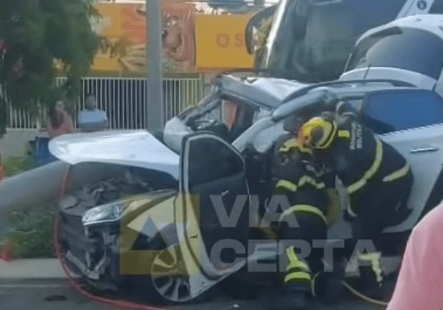 Leia mais sobre o artigo Mulher fica presa às ferragens após colidir com poste na Rota do Sol