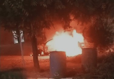 Leia mais sobre o artigo Viatura da Policia Militar de Jandaíra pega fogo em frente ao Destacamento de Polícia