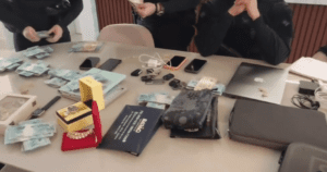 Leia mais sobre o artigo Polícia Civil deflagra “Operação Rifeiros” e cumpre prisões contra influenciadores por rifas ilegais, estelionato e lavagem de dinheiro