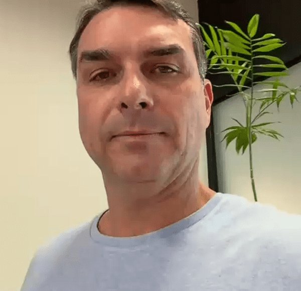 Leia mais sobre o artigo Flávio Bolsonaro e Rogério Marinho antecipam Coronel Hélio na Chapa Majoritária de Direita no RN