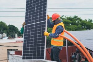 Leia mais sobre o artigo Empresa de energia solar é condenada a restituir valores para consumidor por descumprimento contratual