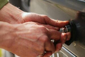 Leia mais sobre o artigo Furto em estacionamento de supermercado em Natal gera indenização de R$ 2 mil a clientes